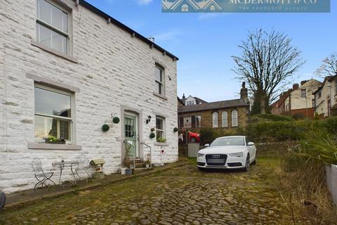 2 bed property, in Spring Grove, £290,000