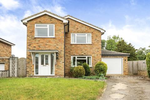 4 bed property, in Old Manor Close, £650,000