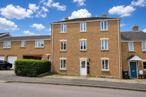 2 bed property, in Nadder Meadow, £140,000