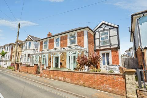 5 bed property, in Station Avenue, £450,000