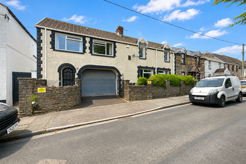 2 bed property, in Forge Place, £250,000