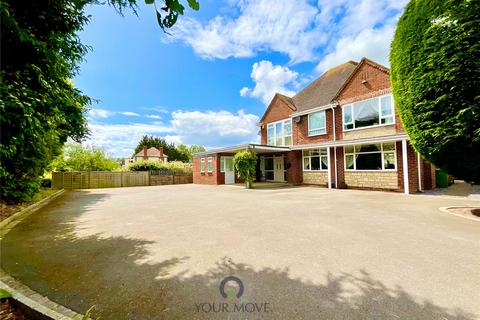 5 bed property, in Worcester Road, £675,000