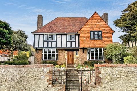 5 bed property, in Torfield Road, £780,000