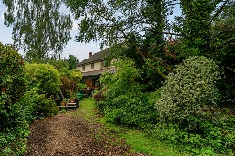 4 bed property, in New Road, £425,000