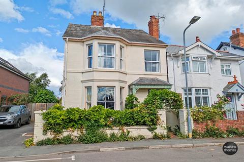 4 bed property, in White Horse Street, £365,000
