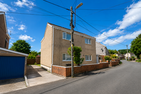 3 bed property, in Greenfield Road, £250,000