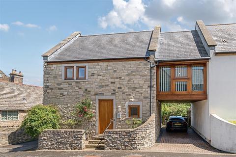 3 bed property, in Newton Grange Close, £550,000