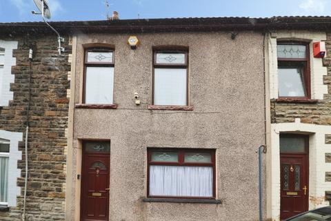 3 bed property, in North Road, £105,000