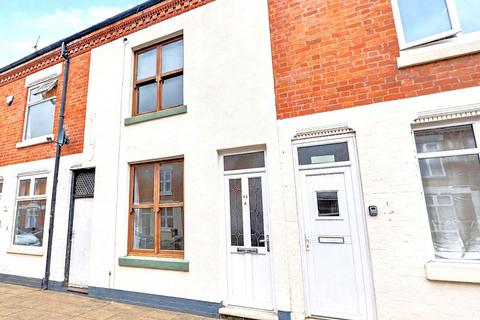 2 bed property, in Bolton Road, £160,000
