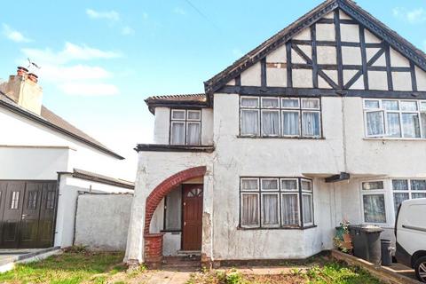 3 bed property, in 6 Ruskin Walk, £300,000