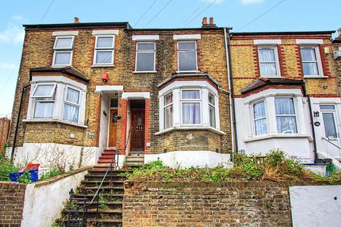 3 bed property, in 27 Sandcliff Road, £200,000