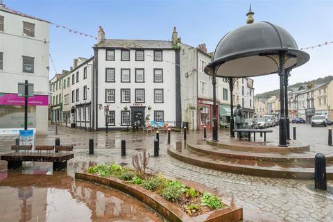 1 bed property, in Market Place, £70,000