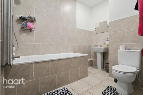 2 bed property, in St Matthews Street, £90,000