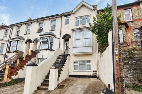 5 bed property, in Luton Road, £275,000