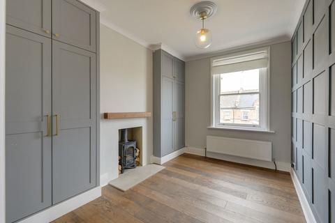 1 bed property, in Staplehurst Road, £325,000