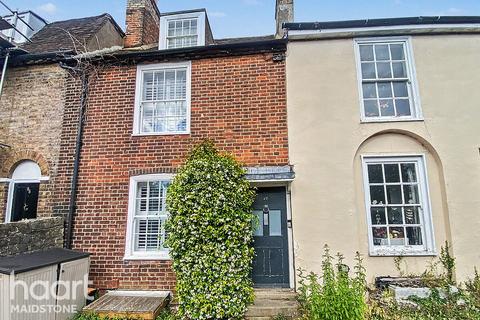 2 bed property, in Sandling Road, £310,000