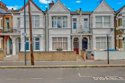 2 bed property, in Clifford Gardens, £450,000