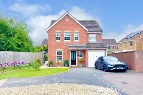 4 bed property, in Cornbrash Rise, £410,000