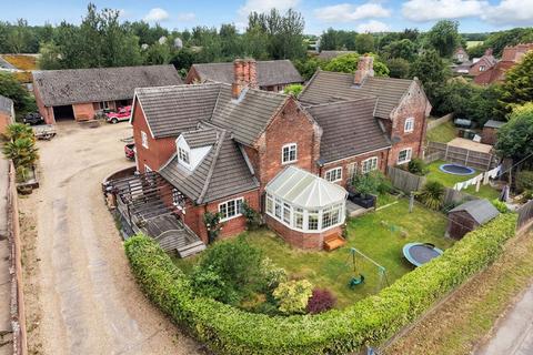 5 bed property, in Crossdale Street, £750,000