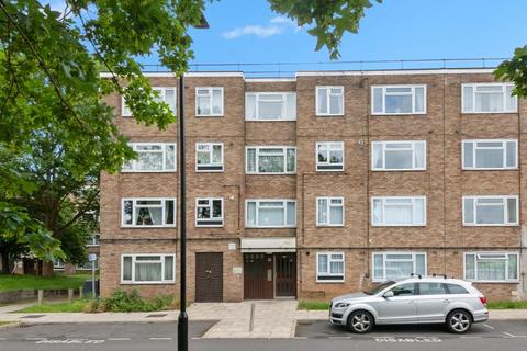 2 bed property, in Lambourn Close, £299,950