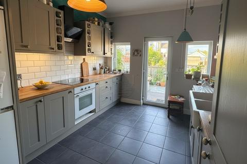 3 bed property, in Corporation Road, £375,000