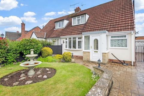2 bed property, in St. Annes Gardens, £250,000