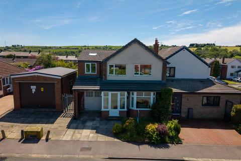 4 bed property, in Moor Way, £360,000