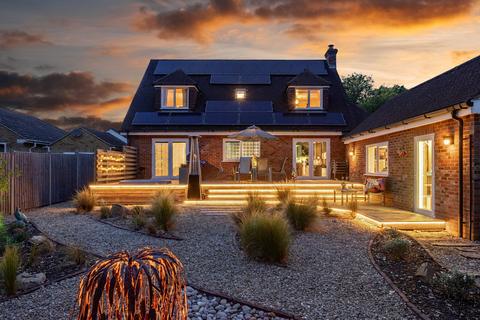 5 bed property, in Southbourne Close, £675,000