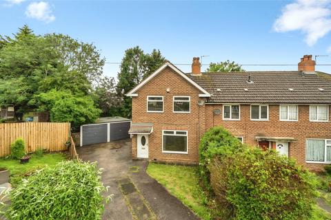 2 bed property, in Chale Grove, £220,000