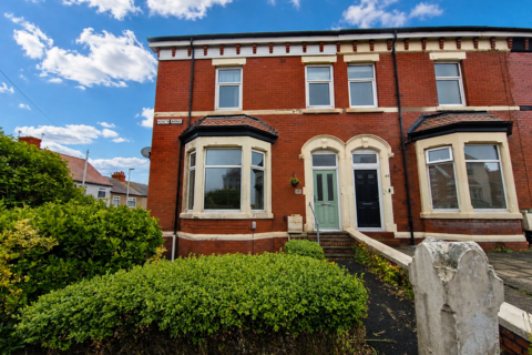 5 bed property, in Hesketh Avenue, £189,950