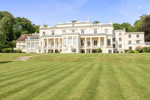2 bed property, in Loudwater Drive, £825,000