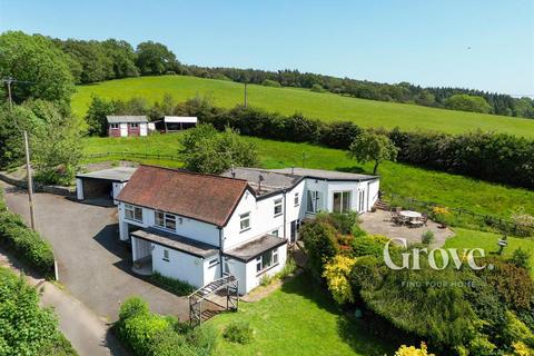 4 bed property, in Walton Pool, £795,000