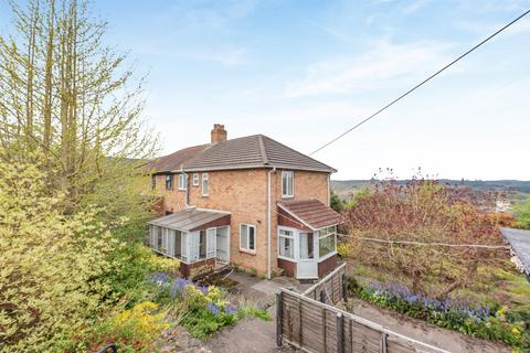 3 bed property, in Meendhurst Road, £250,000