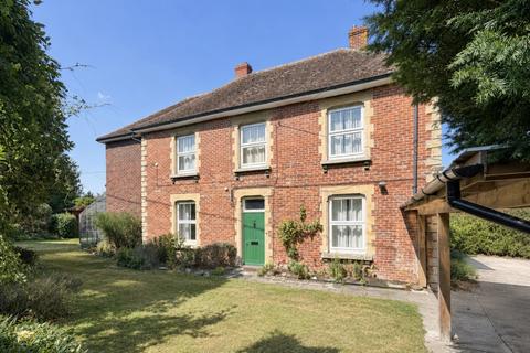 5 bed property, in Bridge Farm Close, £850,000