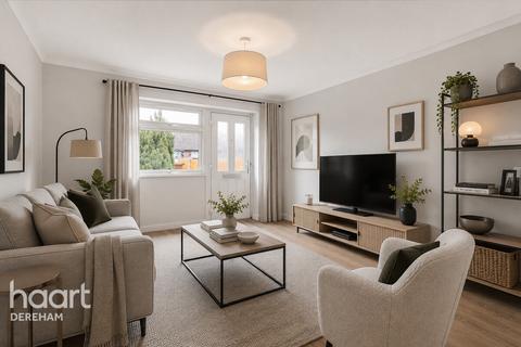 2 bed property, in Recreation Road, £200,000