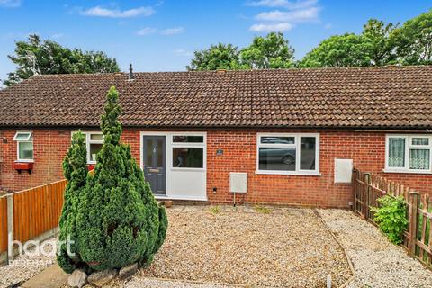 2 bed property, in Recreation Road, £200,000