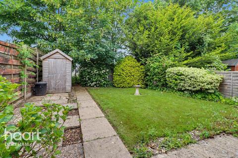 2 bed property, in Recreation Road, £200,000