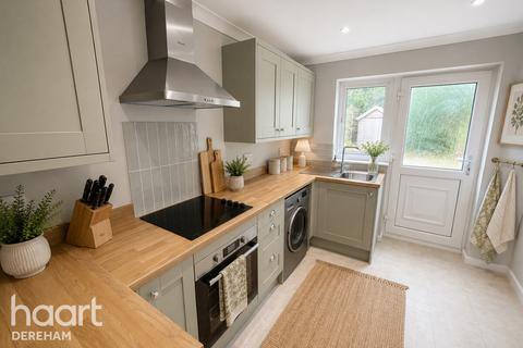 2 bed property, in Recreation Road, £200,000