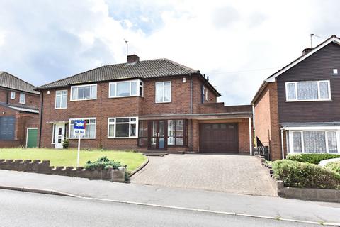 3 bed property, in Pensnett, £245,000