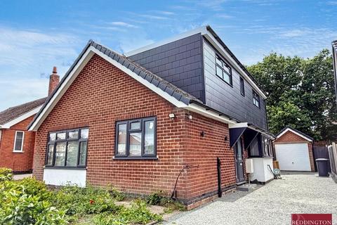 5 bed property, in Brooks Lane, £390,000