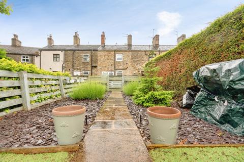 2 bed property, in Lowerhouse Lane, £185,000