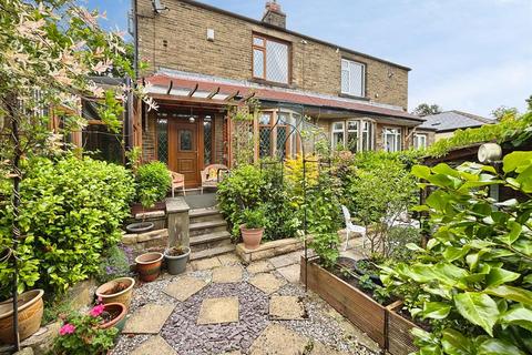 2 bed property, in St. Pauls Avenue, £200,000