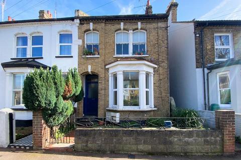 2 bed property, in Hadleigh Road, £225,000