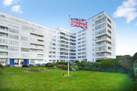 1 bed property, in Marine Gate, £270,000