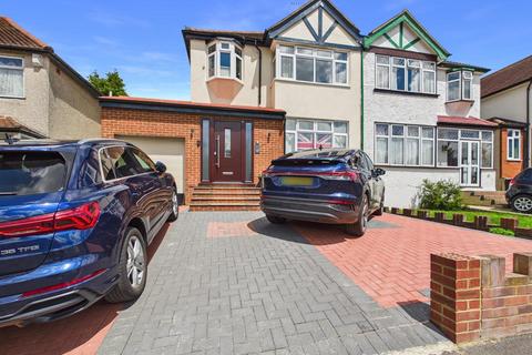 4 bed property, in Mead Way, £650,000