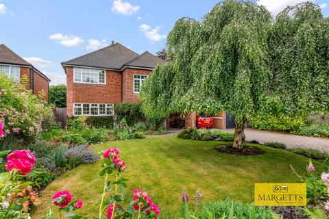 4 bed property, in Vicarage Lane, £795,000