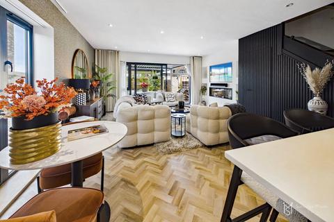 4 bed property, in Pacific Drive, £599,995