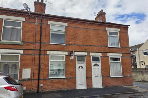 2 bed property, in Kingston Street, £95,000