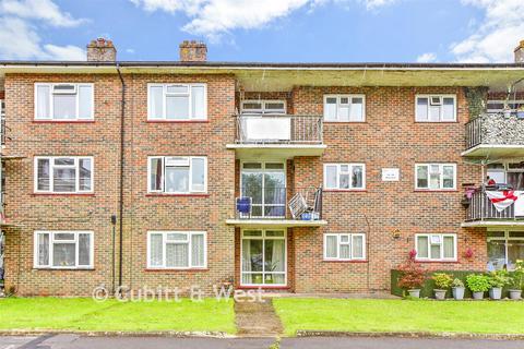 2 bed property, in Milton Road, £165,000