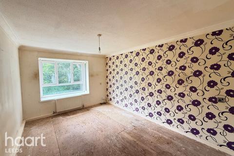 1 bed property, in Highlands Close, £65,000